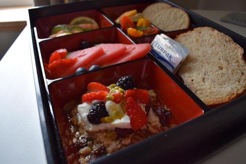 una caja de comida con fruta y pan en una mesa en Dunarain Bed & Breakfast en Tarbert