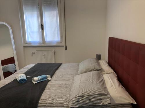a bed with two pillows on it in a bedroom at Casa gli Scogli in Chiavari