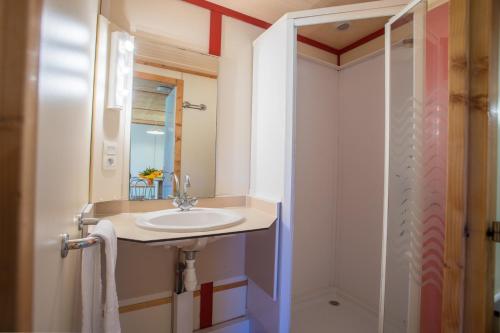 Ванная комната в Bungalows & Rooms - Gît'Ôstal