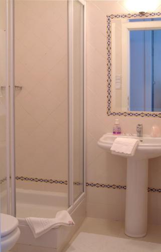 ein Badezimmer mit Dusche und Waschbecken in der Unterkunft Quinta do Vale do Monte in Viana do Castelo