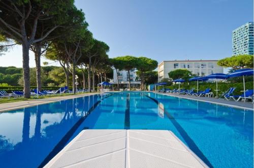 Bazén v ubytování Hotel King nebo v jeho okolí