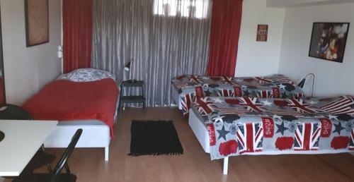 Un dormitorio con 2 camas y una silla. en Stenaberg, en Kungsbacka