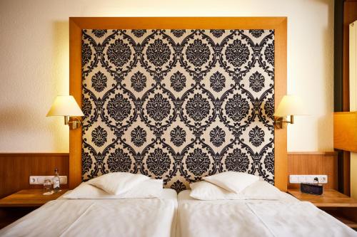 Una cama o camas en una habitación de Hotel Prinz-Luitpold-Bad