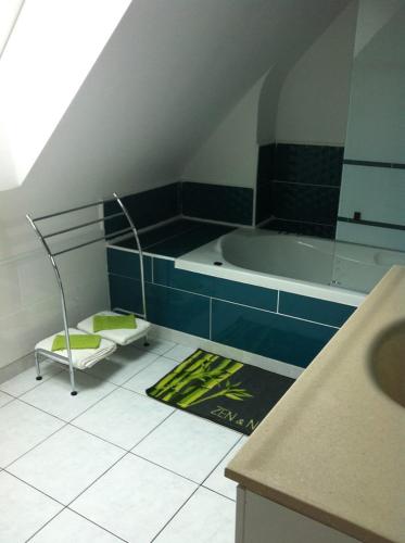 Foto da galeria de 2 chambres doubles, 1chambre 4 lits simples, Salle de bains avec balnéo thérapie em Plaine-Haute