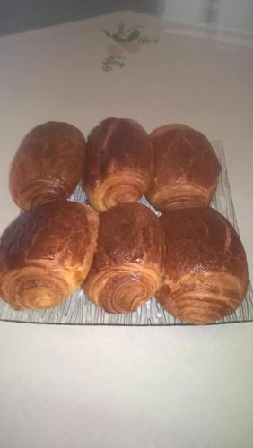 a group of croissants sitting on a cooling rack at 2 chambres doubles, 1chambre 4 lits simples, Salle de bains avec balnéo thérapie in Plaine-Haute