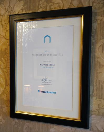 Certifikát, hodnocení, plakát nebo jiný dokument vystavený v ubytování Inishross House