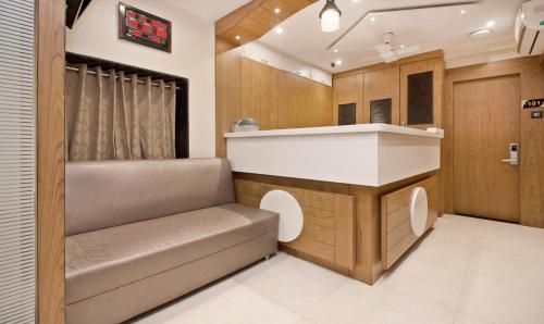 una pequeña cocina con encimera y algunas escaleras en Hotel Residency Park, en Bombay