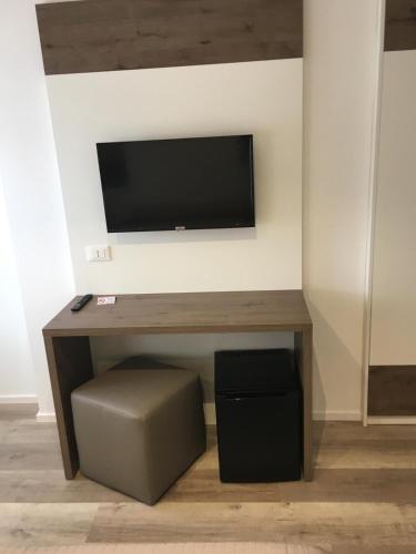 a desk with a television on a wall at Albergo Rosa in Cavallino-Treporti