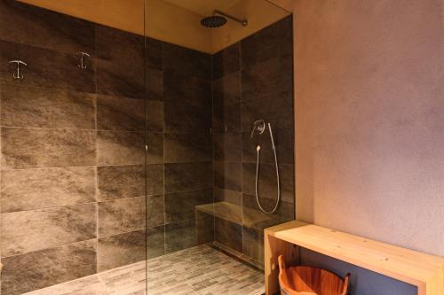 a bathroom with a shower with a glass door at Hotel Restaurant Alber in Verano