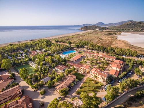 una vista aerea di un resort vicino alla spiaggia di 4 Mori Family Village - Villaggio per Famiglie a Muravera