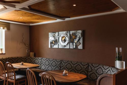 a dining room with two tables and chairs at Hotel Restaurant Alber in Verano