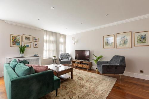 Svetainės erdvė apgyvendinimo įstaigoje Beautiful 2 bed apt in the heart of Mayfair, close to Tube