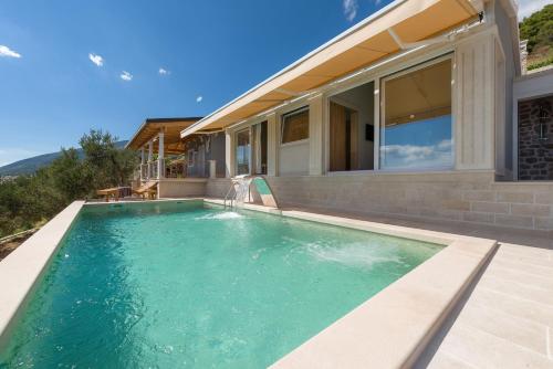 een zwembad voor een huis bij Villa Sapore di Sale with Pool in Bol