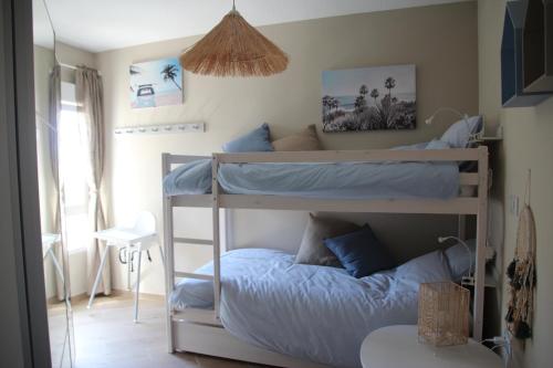 a bedroom with two bunk beds and a table at Bella Andalucía in Almuñécar