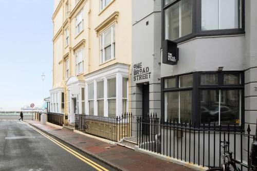 un edificio con un cartello sul lato di una strada di One Broad Street a Brighton & Hove