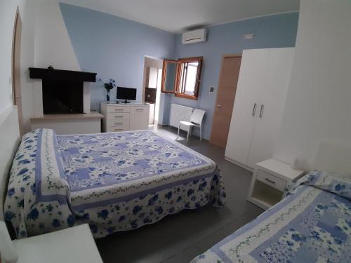 Habitación de hotel con 2 camas y TV en Il Salentino, en Leverano