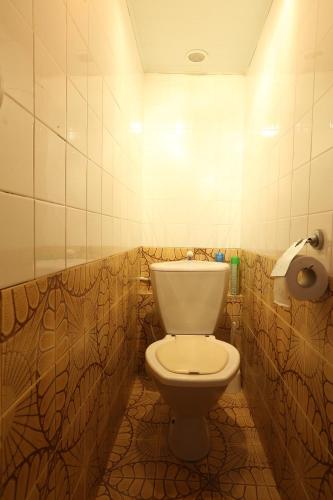 a bathroom with a white toilet in a room at Ruzanna's Bed & Breakfast in Stepʼanavan