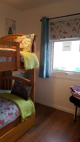 1 dormitorio con 2 literas y ventana en For-Get-Me-Not Chalet semi detached, en Bridlington