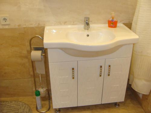 een witte wastafel in een badkamer met een douche bij Comfortable apartment in Irpen. in Irpin'