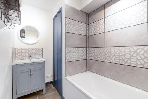 une salle de bain avec une douche avec un lavabo et un miroir dans l'établissement The Loft Brighton, à Brighton et Hove