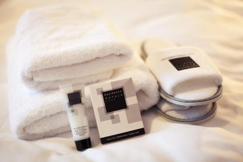 uma pilha de toalhas e um termómetro ao lado de toalhas em Residence Safari Resort - Bison Lodge em Borovany