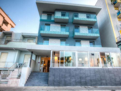 un bâtiment avec des portes en verre et des escaliers en face de celui-ci dans l'établissement Bell Suite Hotel, à Bellaria-Igea Marina