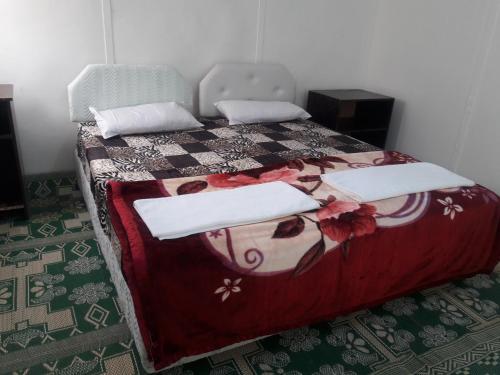 เตียงในห้องที่ Abu Omair Jabal Shams House