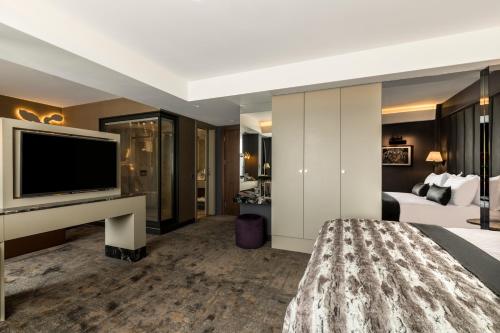 Habitación de hotel con cama y TV de pantalla plana. en Galata Times Hotel, en Estambul