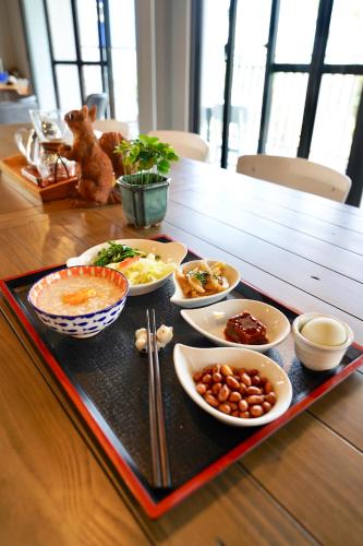 a tray with bowls of food on a table at MTNY Hotel in Zhushan