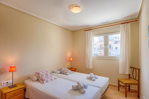 - une chambre avec 2 lits et une fenêtre dans l'établissement Villas Guzman - Bernia, à Calp