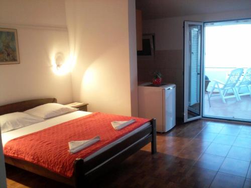 una camera con letto e vista su un patio di Oaza Guest House a Sveti Stefan