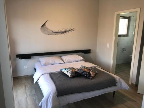 ein Schlafzimmer mit einem Bett mit zwei Kissen darauf in der Unterkunft Al Grottino in Gambarogno