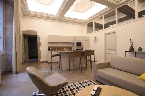 - un salon avec un canapé et une table dans l'établissement Chabot de Saint Maurice Meublé de Tourisme 3***, à Chambéry
