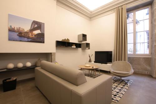 - un salon avec un canapé et une télévision dans l'établissement Chabot de Saint Maurice Meublé de Tourisme 3***, à Chambéry