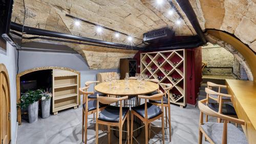 jadalnia ze stołem i krzesłami oraz ceglaną ścianą w obiekcie Wine&Pillow Hotel by Frapolli w Odessie