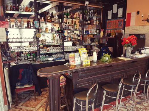 um bar num restaurante com bancos em Attila Hotel em Budapeste