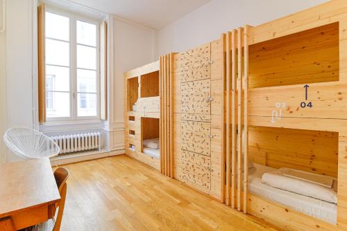 Habitación con paredes de madera y suelo de madera. en Slo Lyon les Pentes en Lyon