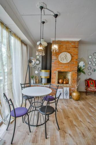 Un comedor con mesa y sillas y chimenea. en New Wave, en Grigoleti