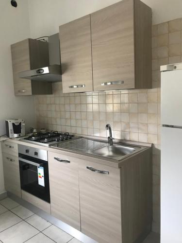 een keuken met een spoelbak en een fornuis bij Residence Mariele in Tavazzano