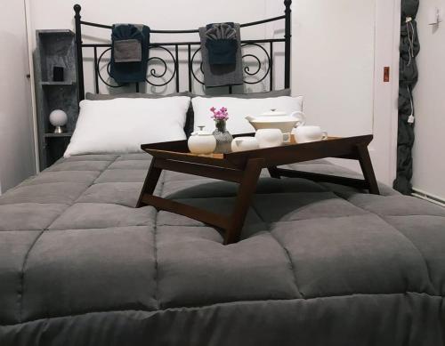 Super Nuova - Private Parking في سلانيك: a bed with a table on it with a tableaster yasteryasteryasteryastry