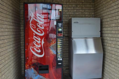 una máquina expendedora de coca cola junto a una nevera en Ouachita Mountain Inn, en Glenwood