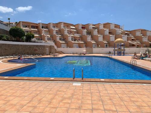 uma grande piscina em frente a um edifício em Apartmentos Orlando Costa Adeje em Adeje