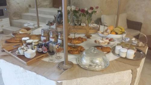 une table avec un tas de nourriture dessus dans l'établissement Le Manoir des Roches, à Bourré