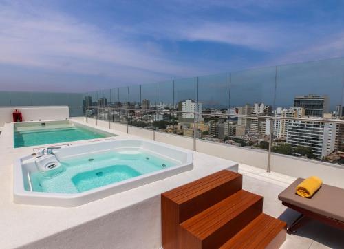 un bain à remous sur le toit d'un bâtiment dans l'établissement Dazzler by Wyndham Lima San Isidro, à Lima