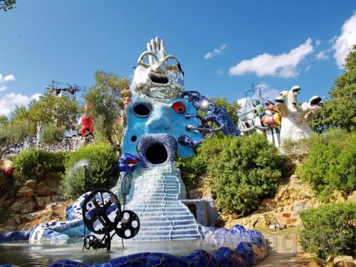 a fountain in the middle of a water park at "IL CASALE DEI GIRASOLI" Country House in Capalbio in Capalbio