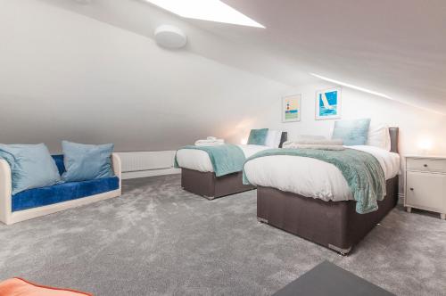 מיטה או מיטות בחדר ב-Pure B - Exceptional views of Tamar & Royal William Yard with Free Parking & Wifi