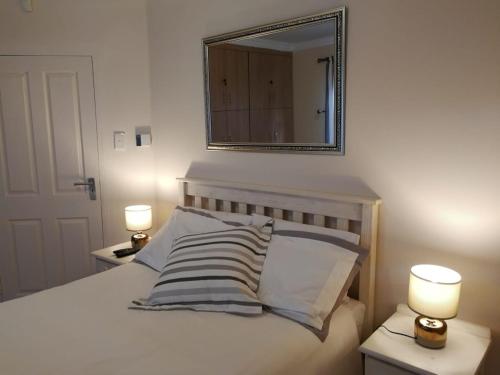Ένα ή περισσότερα κρεβάτια σε δωμάτιο στο 24B Kruger Cottage