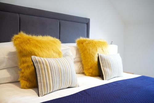 Een bed of bedden in een kamer bij Dunmurray Lodge Guesthouse and Loft Apartment
