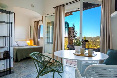 a living room with a table and a bed at Résidence Les Toits de Santa Giulia in Porto-Vecchio