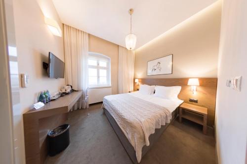 a hotel room with a large bed and a window at Hotel Jakubus in Wilków